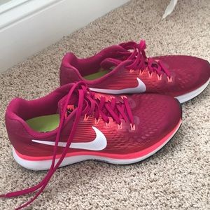 Nike Air Zoom Pegasus 34 - Size 7.5